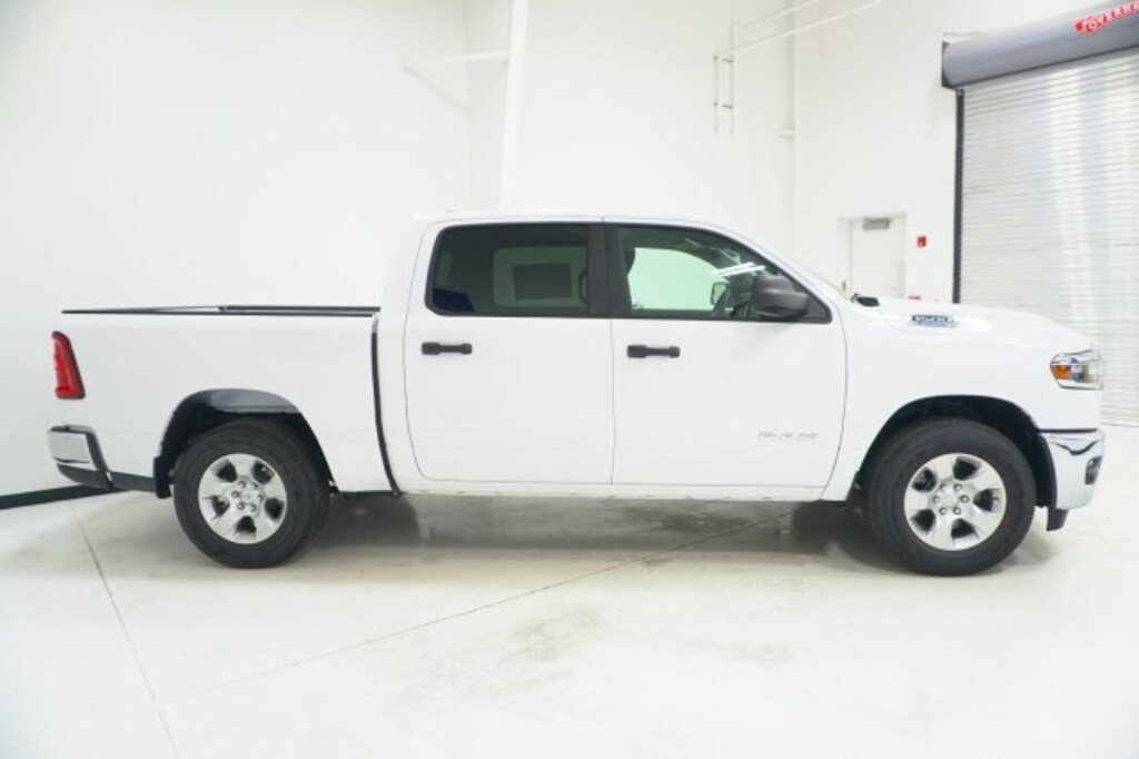 New 2025 Ram 1500 LONE STAR CREW CAB 4X2 5'7 BOX Pickup