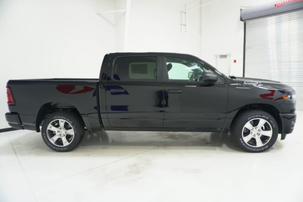 New 2025 Ram 1500 TRADESMAN CREW CAB 4X2 5'7 BOX Pickup