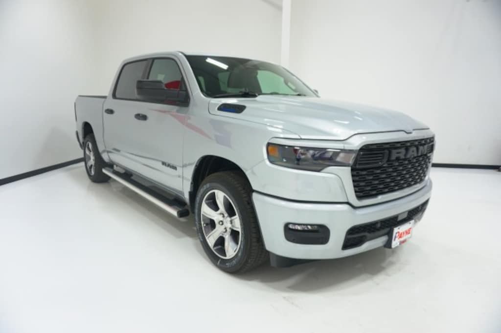New 2026 Ram 1500 EXPRESS CREW CAB 4X2 5'7 BOX Pickup