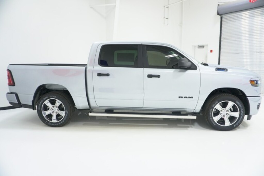 New 2026 Ram 1500 EXPRESS CREW CAB 4X2 5'7 BOX Pickup