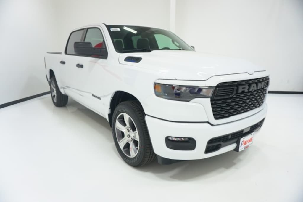 New 2026 Ram 1500 EXPRESS CREW CAB 4X2 5'7 BOX Pickup