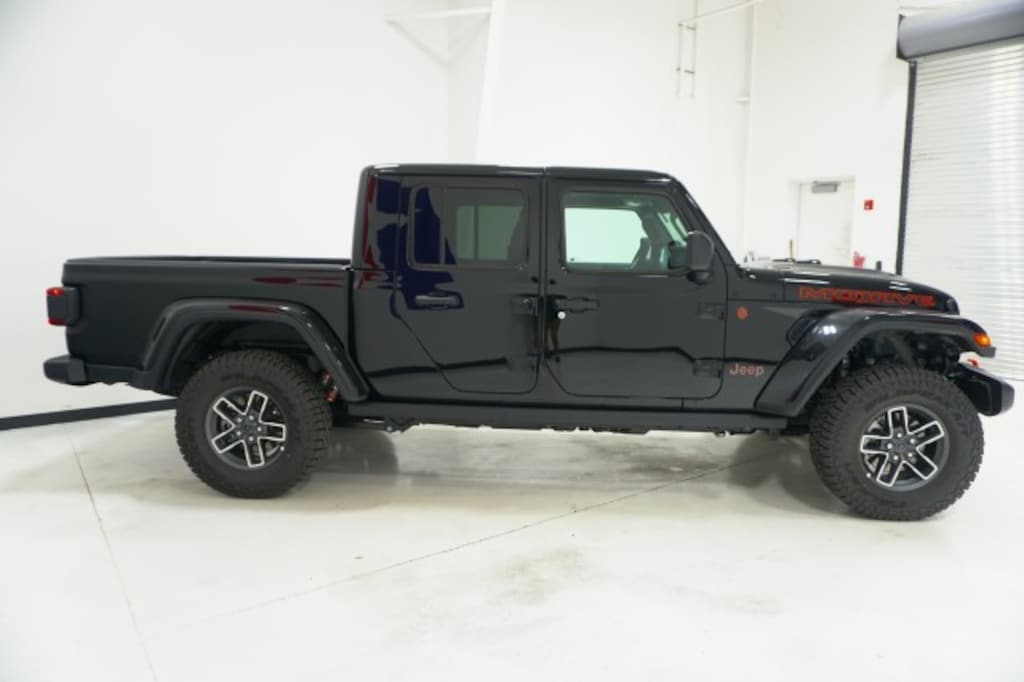 New 2025 Jeep Gladiator MOJAVE 4X4 Pickup