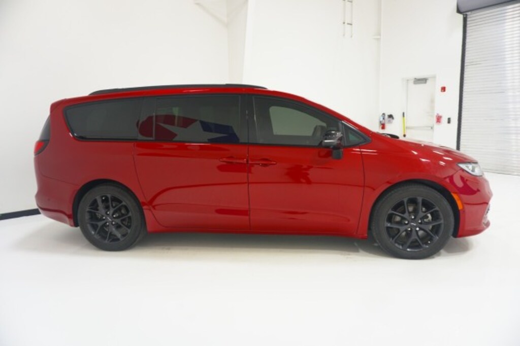 Used 2024 Chrysler Pacifica Limited Minivan/Van