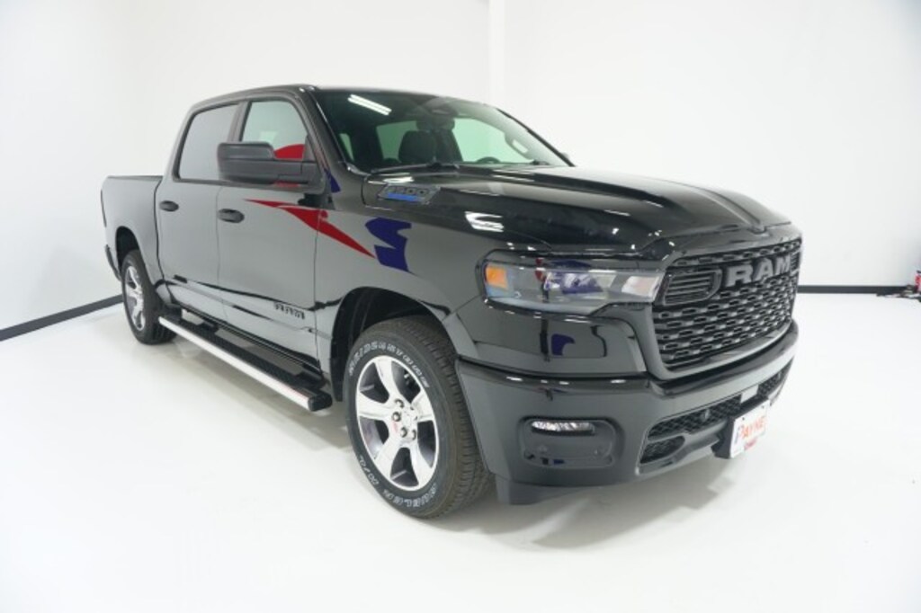 New 2026 Ram 1500 EXPRESS CREW CAB 4X2 5'7 BOX Pickup