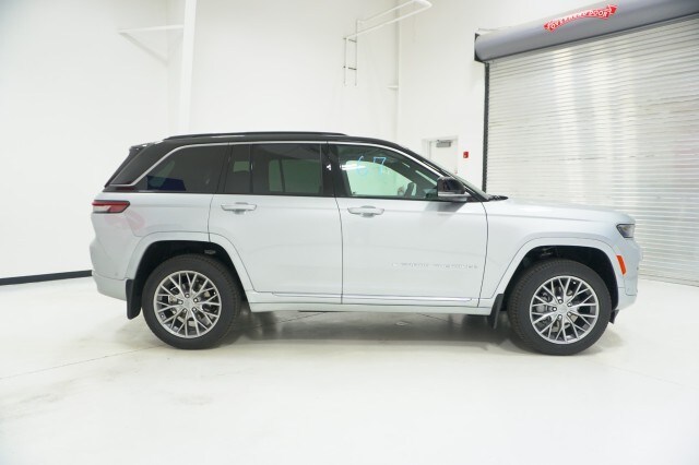 2025 Jeep Grand Cherokee Summit photo 2