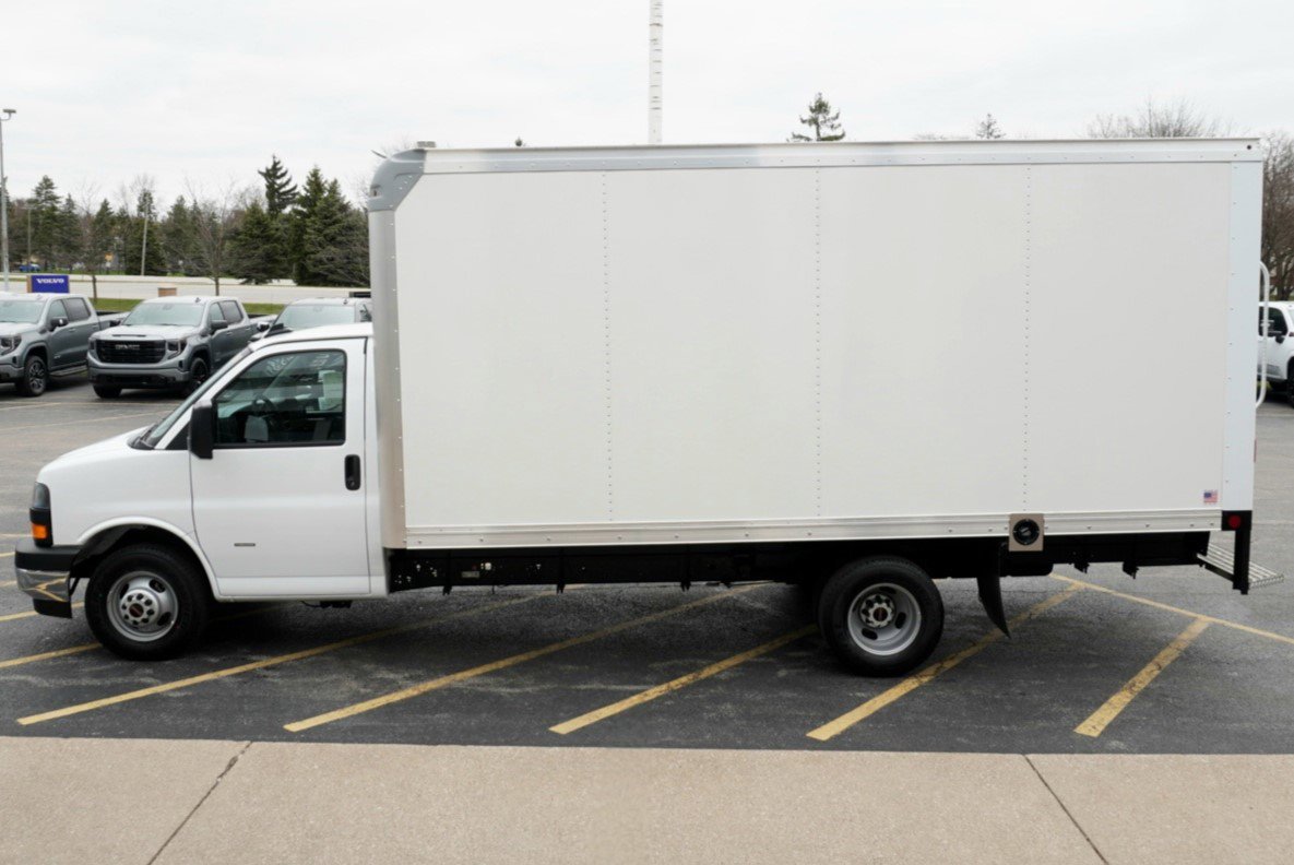 2025 Gmc Savana 3500 Cutaway photo 4