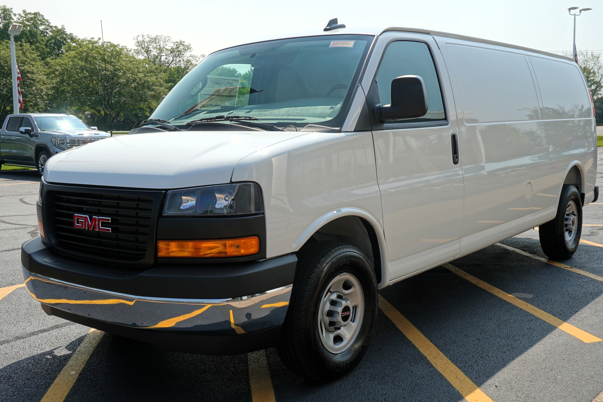 2025 Gmc Savana Cargo 3500 photo 3
