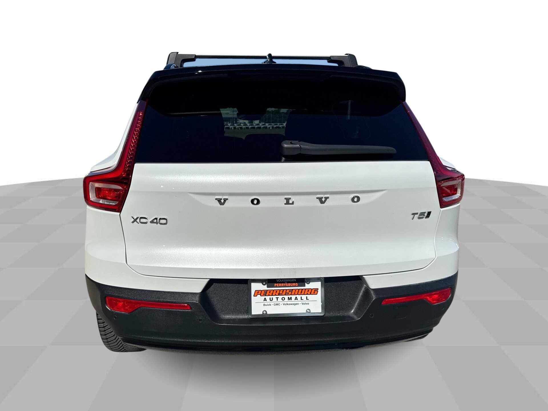 2022 Volvo XC40 T5 AWD R-Design photo 2