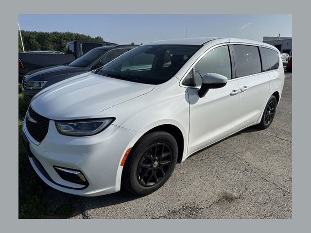 2023 Chrysler Pacifica Touring L's photo