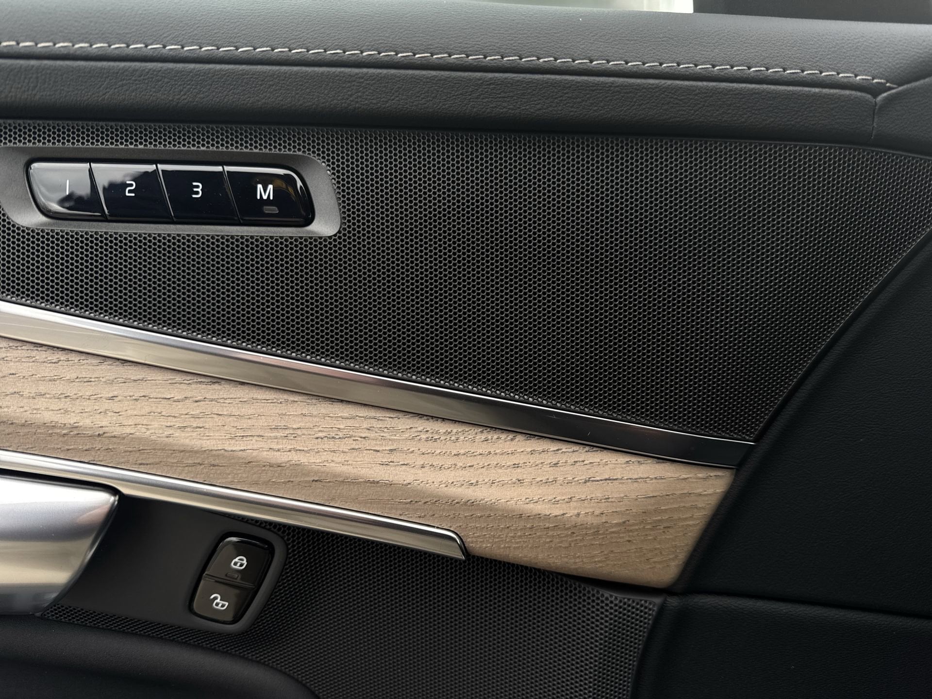 2026 Volvo XC90 Plus - Photo 25