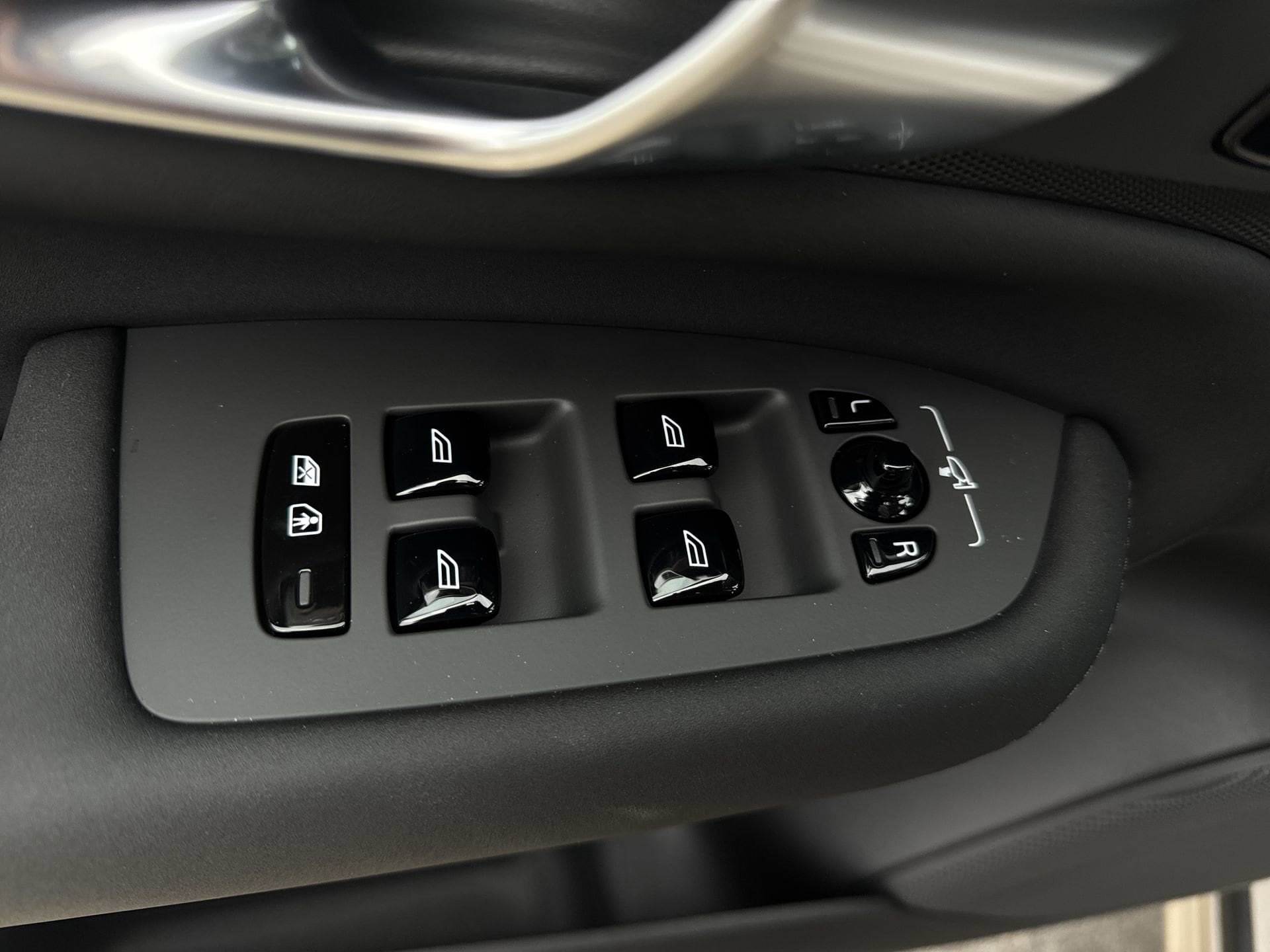 2026 Volvo XC90 Plus - Photo 24