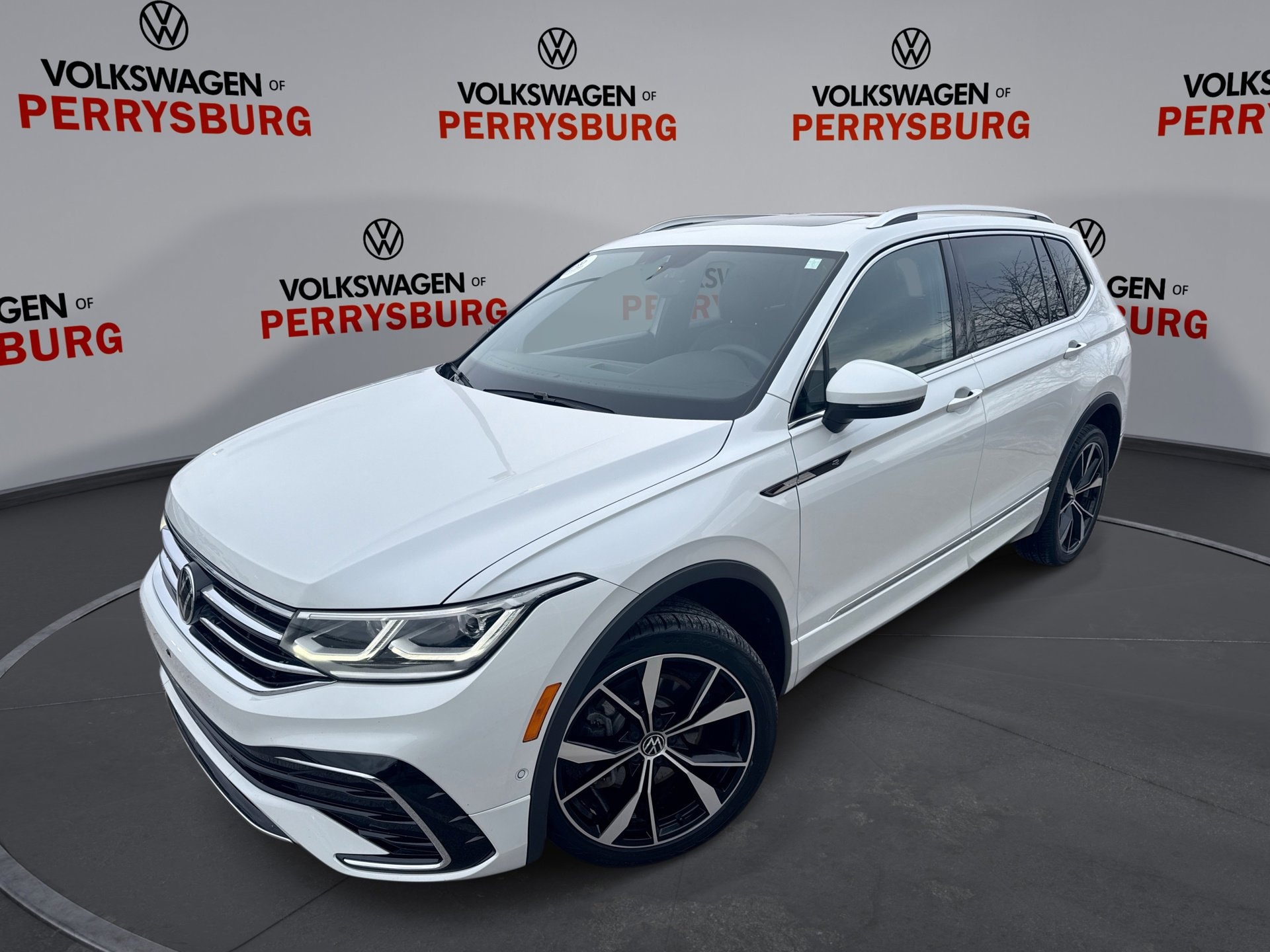 2022 Volkswagen Tiguan SEL R-LINE's photo