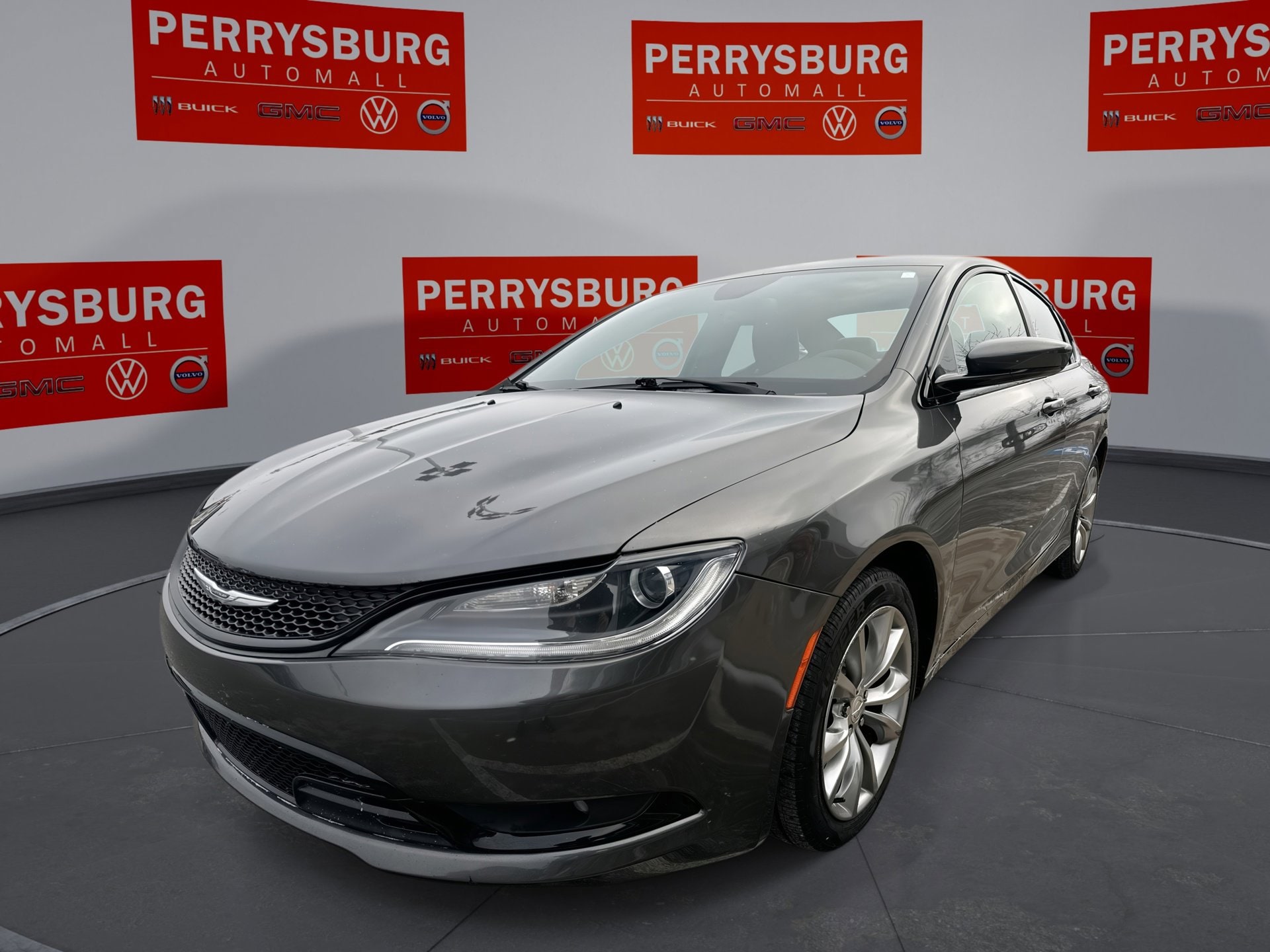 2015 Chrysler 200 S's photo