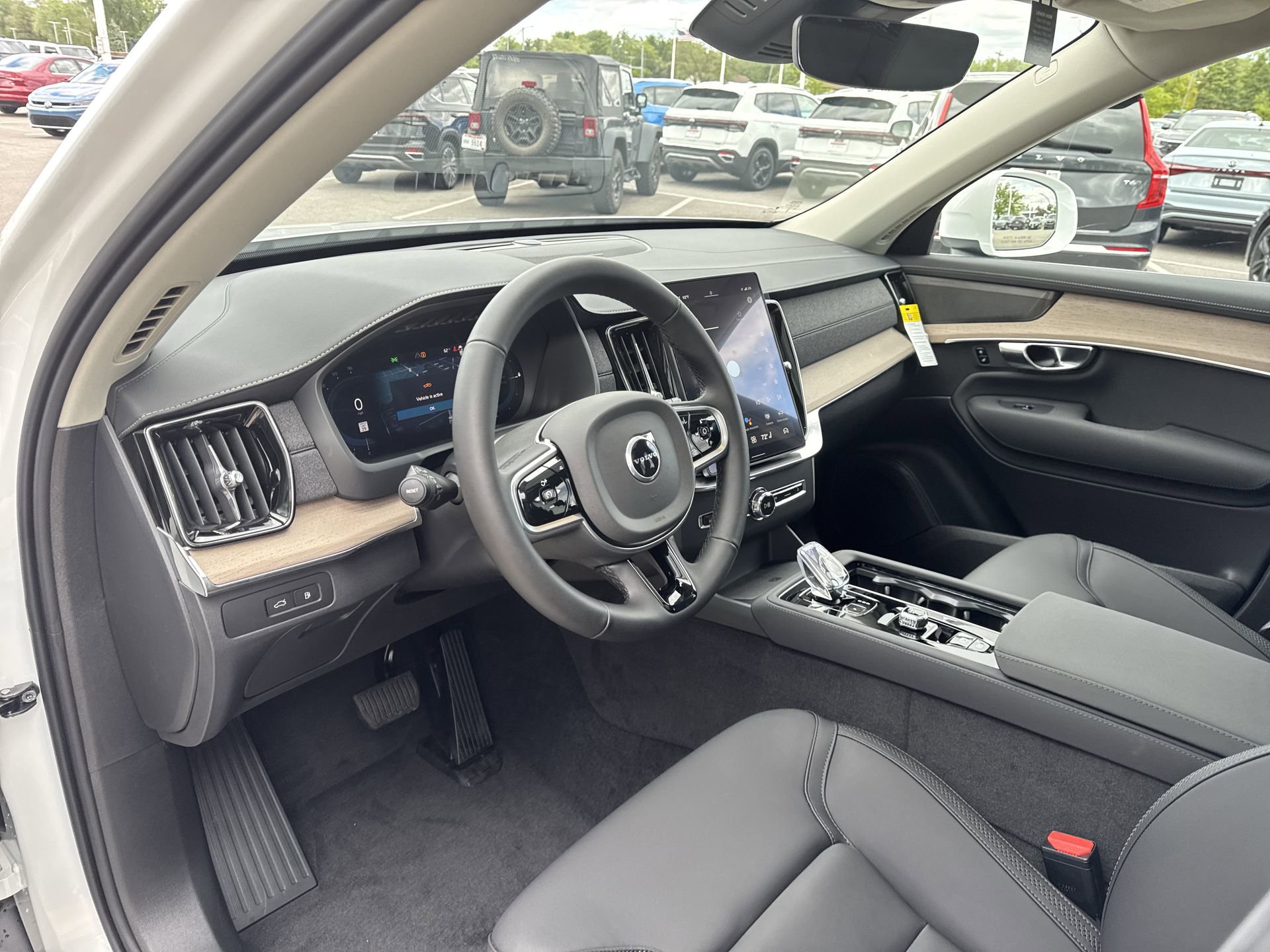2025 Volvo XC90 Plus - Photo 10