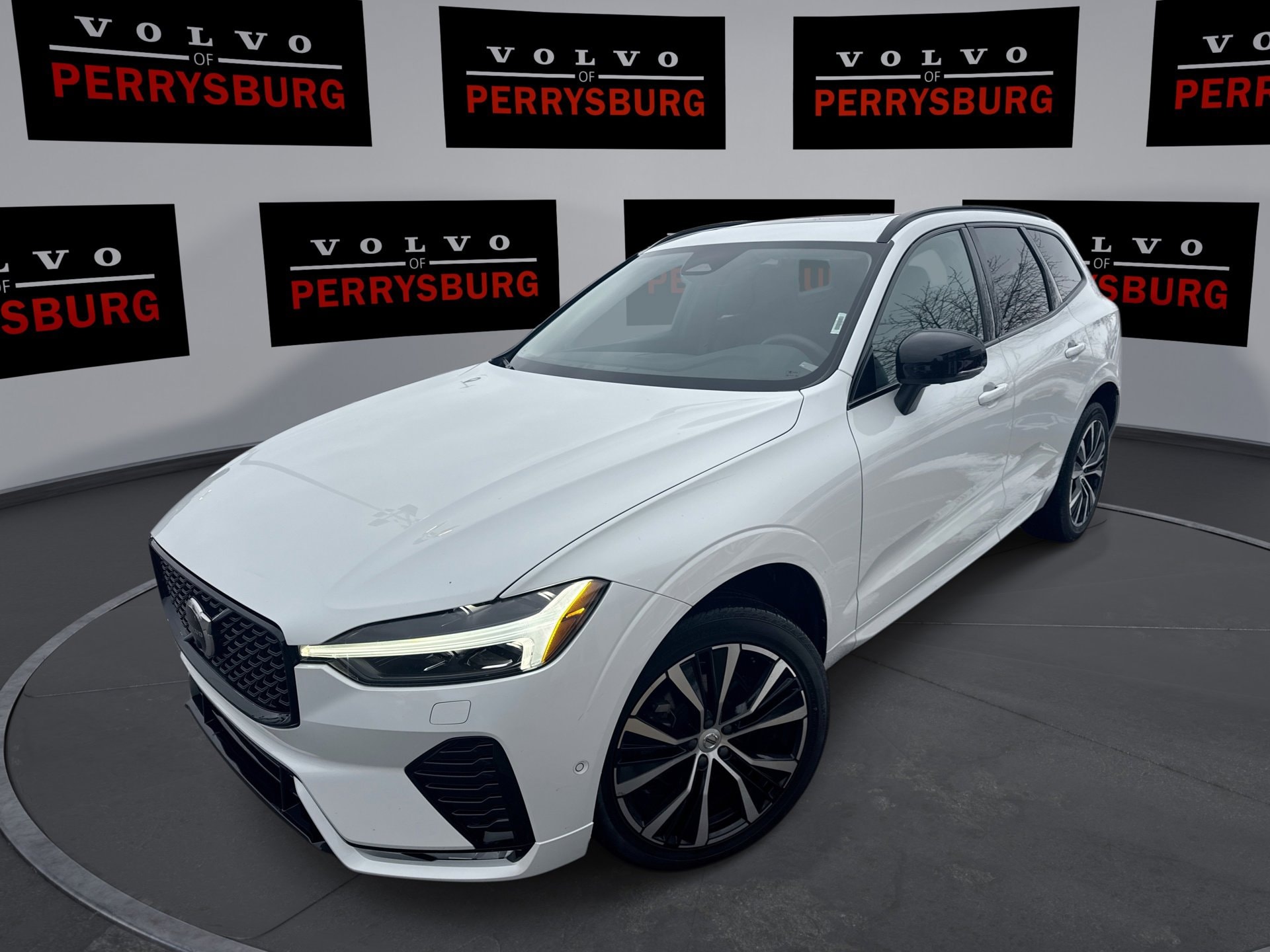 2023 Volvo XC60 Plus's photo