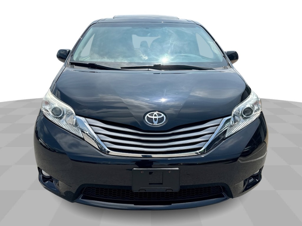 Used 2017 Toyota Sienna XLE w/ Rear Entertainment & Moon Van Passenger Van
