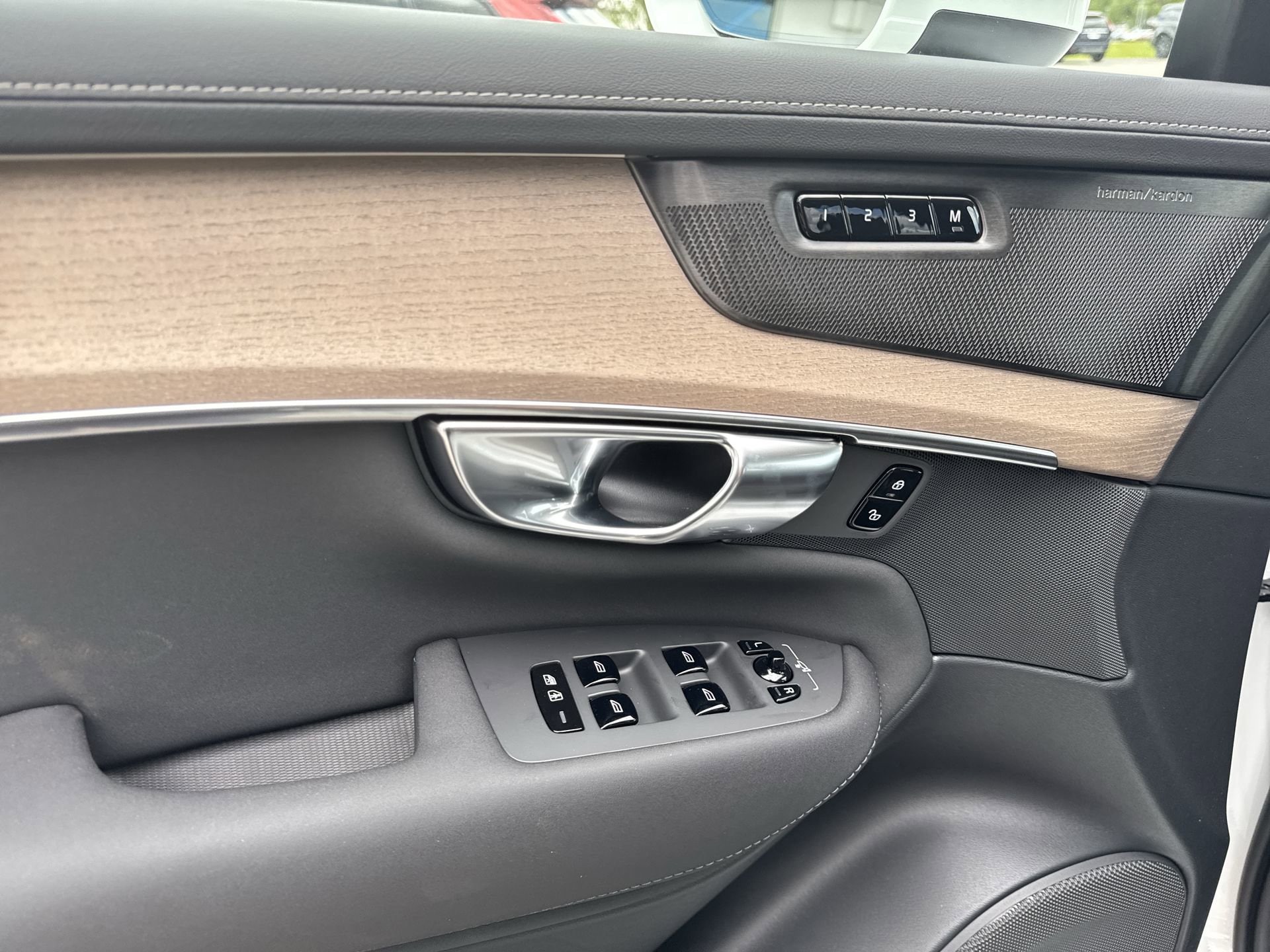 2025 Volvo XC90 Plus - Photo 23