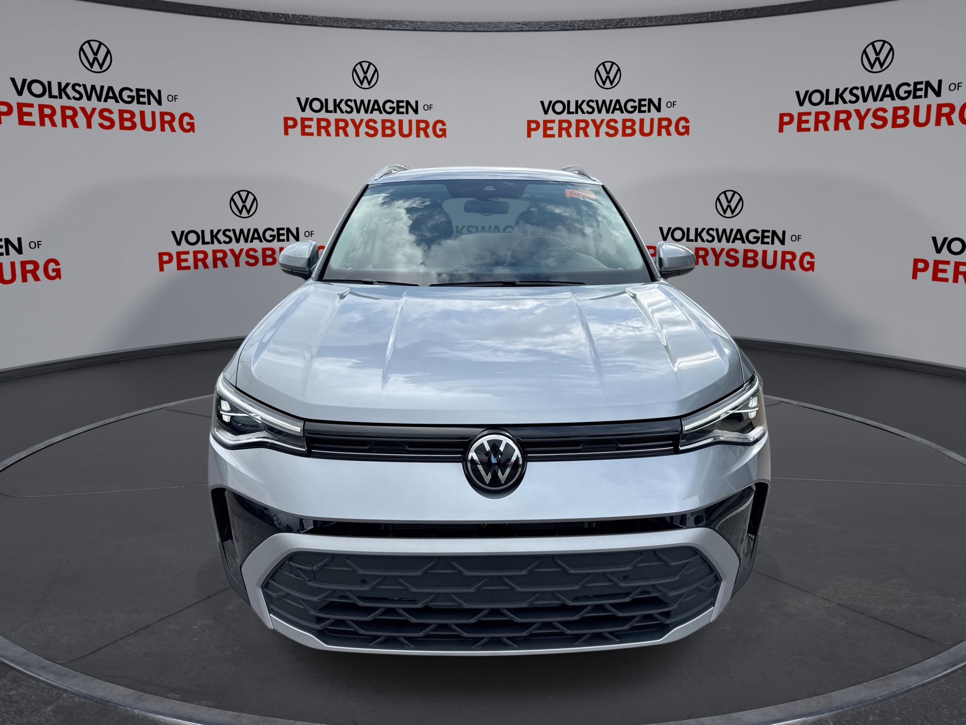 2025 Volkswagen Taos SE photo 2