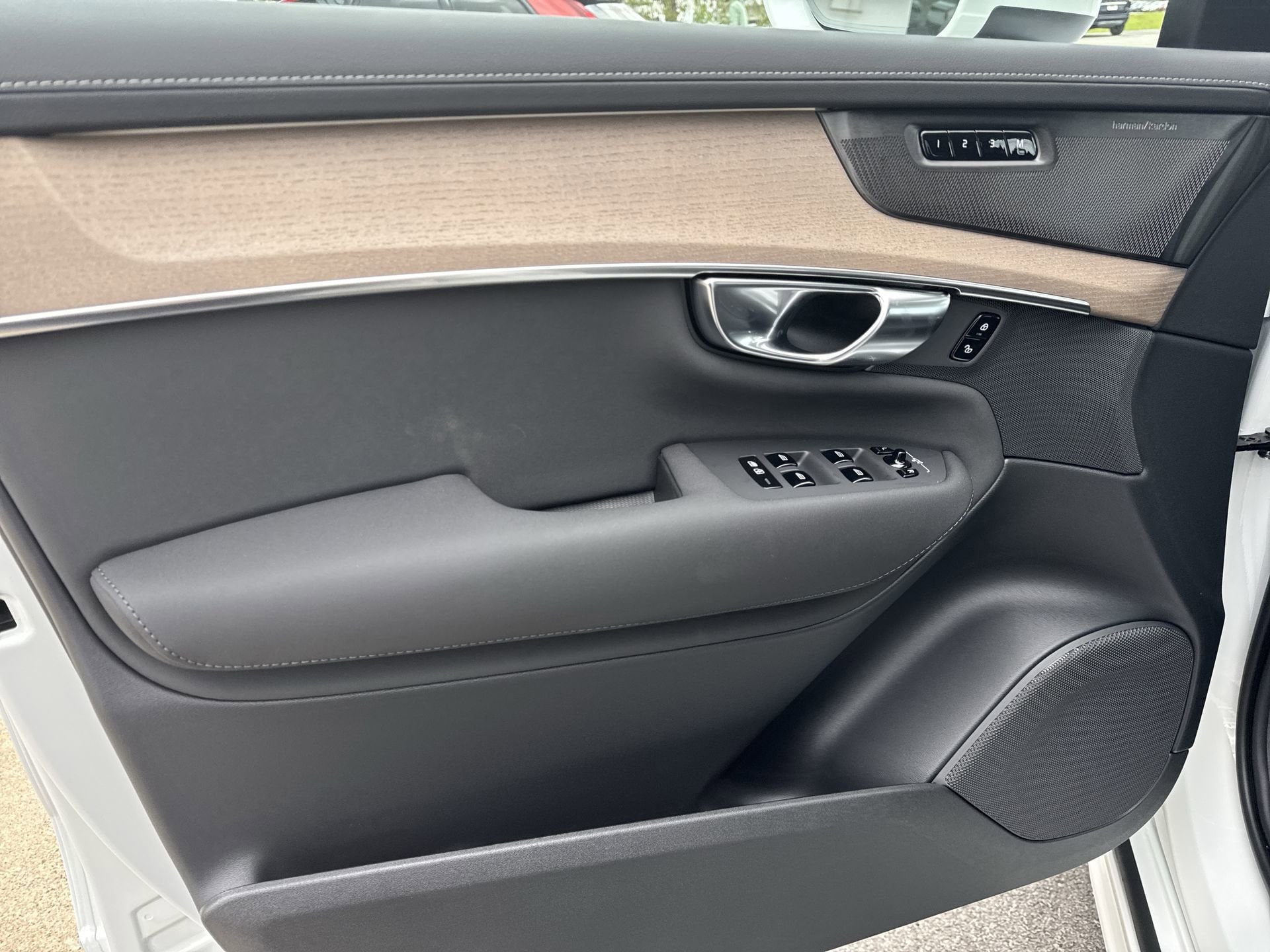 2025 Volvo XC90 Plus - Photo 22