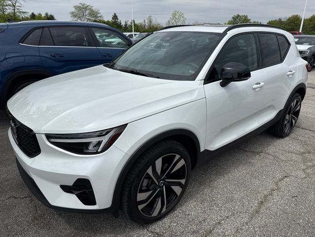 2023 Volvo XC40 B5 Plus Dark AWD's photo
