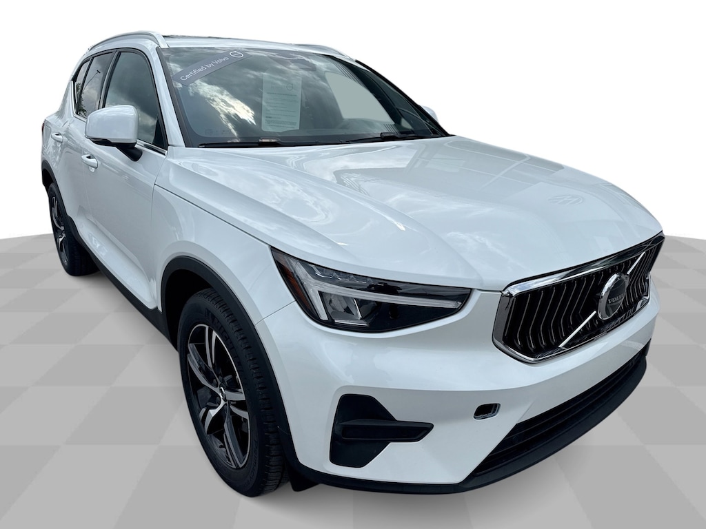 Certified 2025 Volvo XC40 B5 AWD Core Bright Theme w/ Panoramic Moon SUV