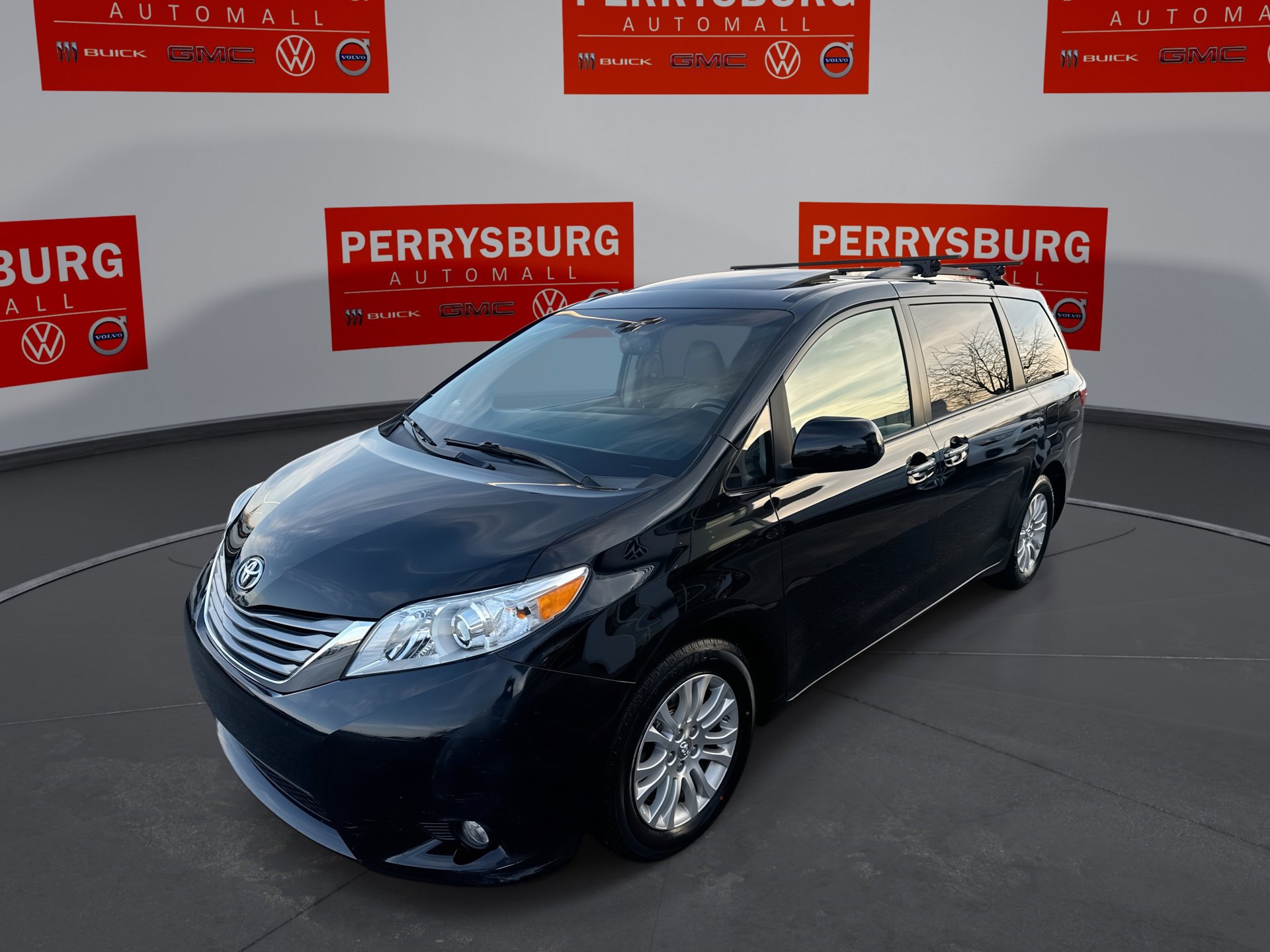 2017 Toyota Sienna XLE's photo