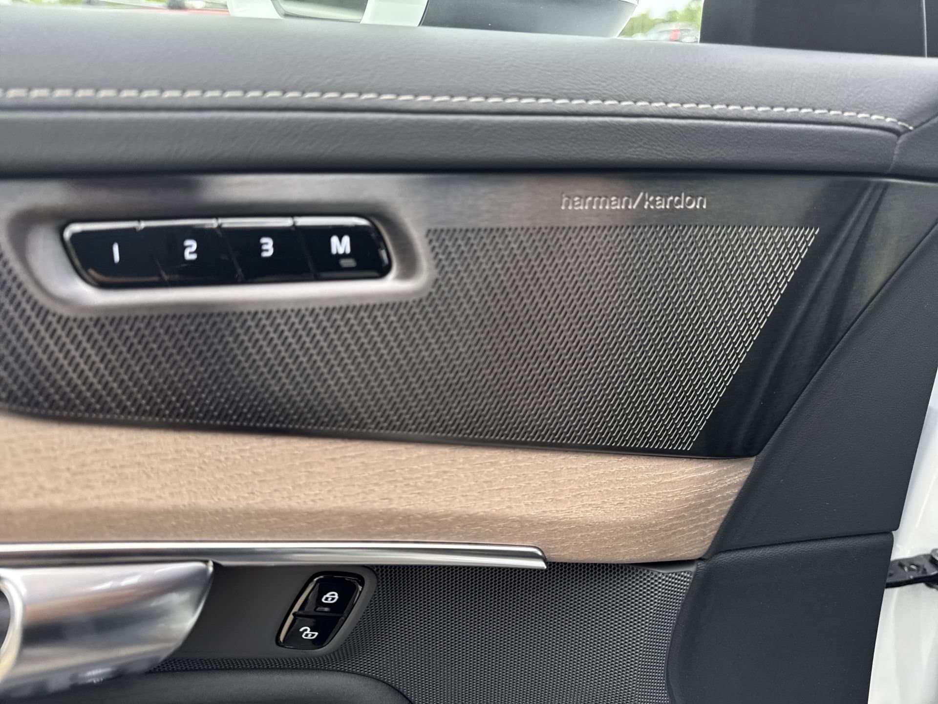 2025 Volvo XC90 Plus - Photo 24