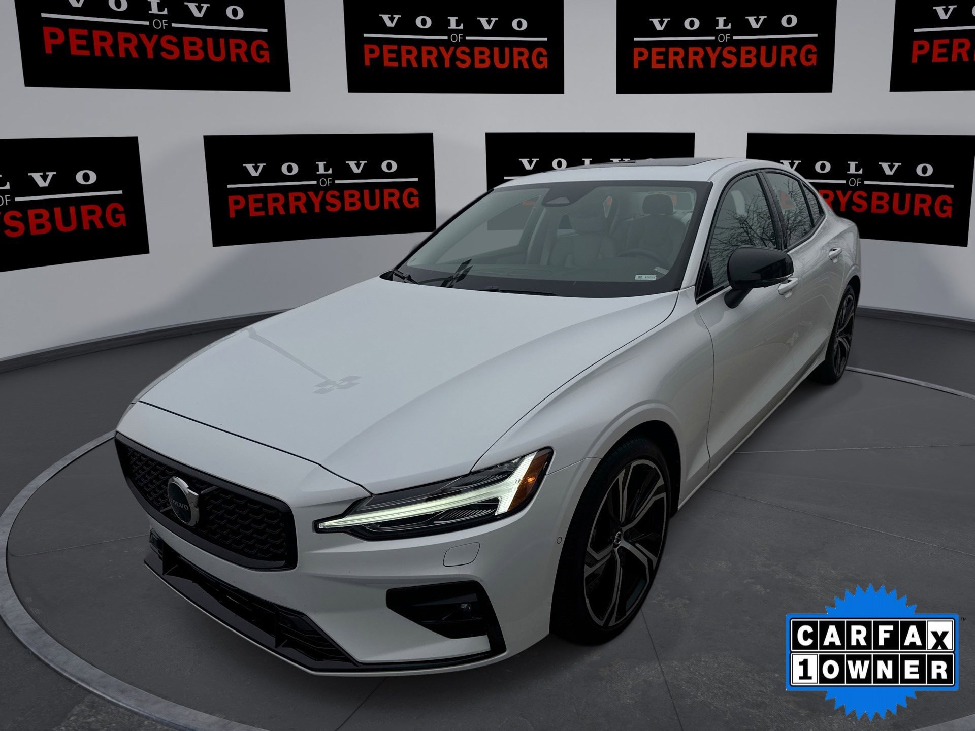 2024 Volvo S60 Plus's photo