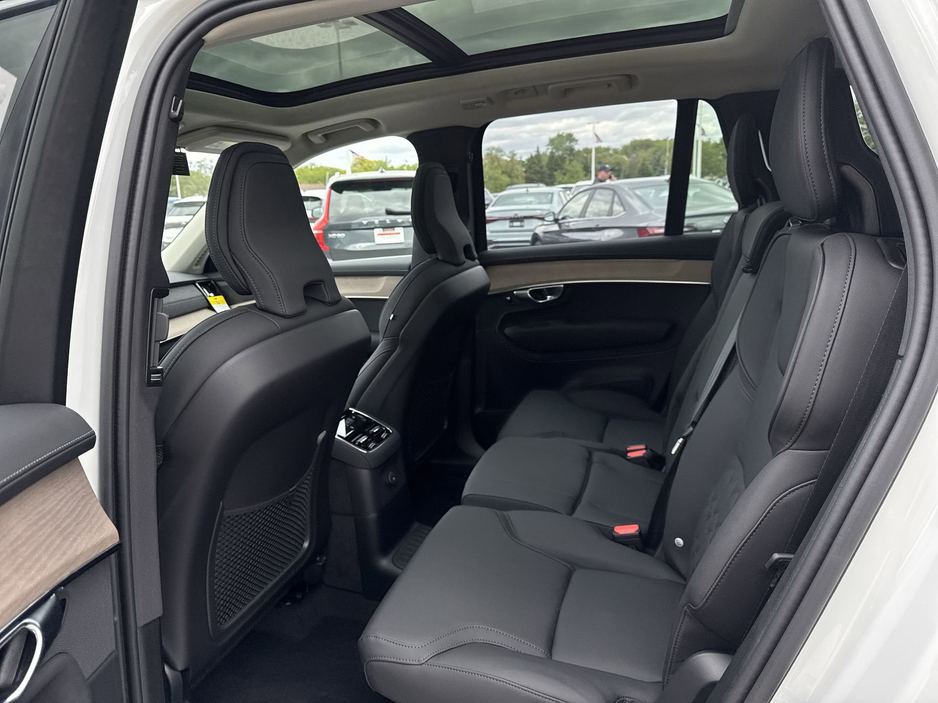 2025 Volvo XC90 Plus - Photo 25