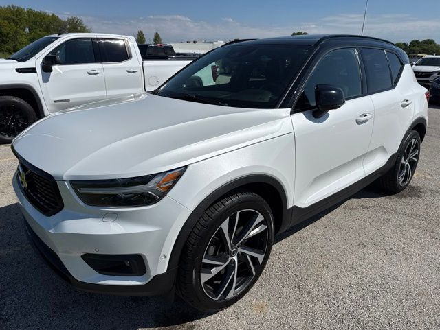 2020 Volvo XC40 T5 R-Design AWD's photo