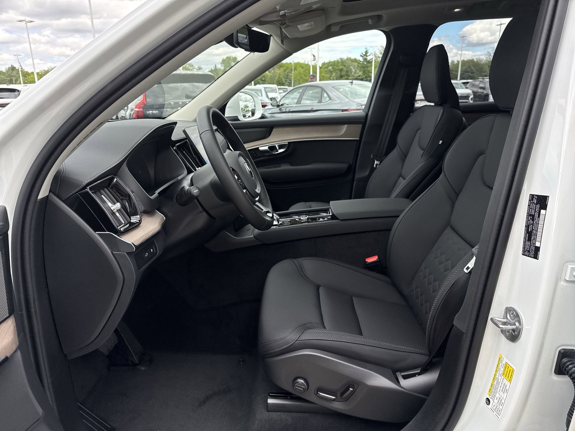2025 Volvo XC90 Plus - Photo 20