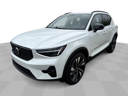 2025 Volvo XC40 B5 Plus Dark Theme SUV