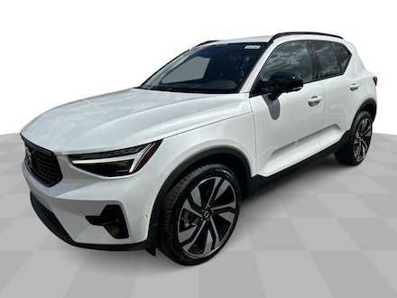 2025 Volvo XC40 B5 Plus Dark Theme SUV