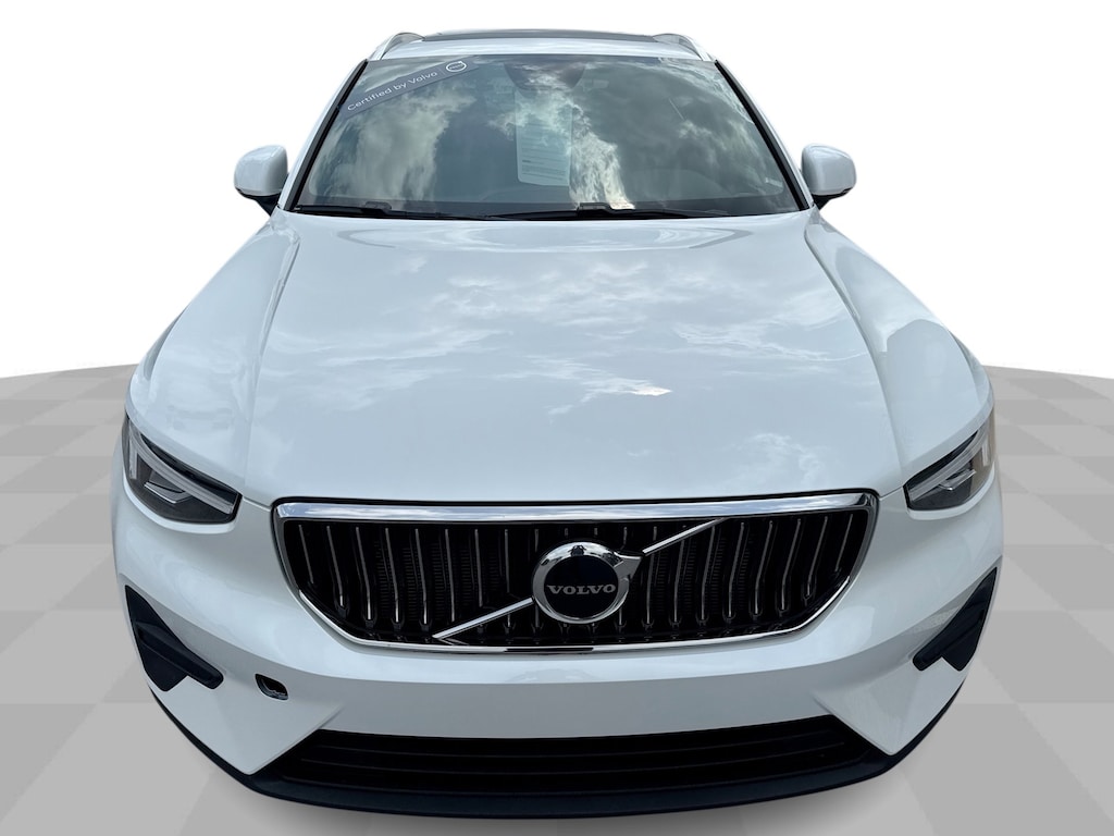 Certified 2025 Volvo XC40 B5 AWD Core Bright Theme w/ Panoramic Moon SUV