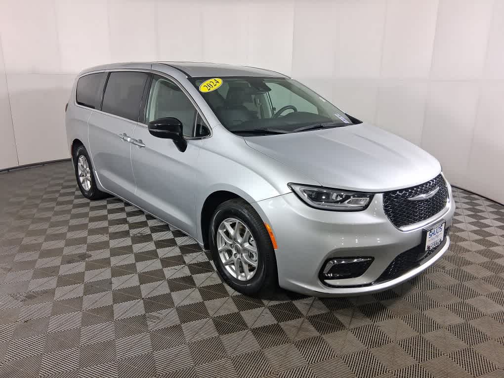 2024 Chrysler Pacifica Touring L's photo