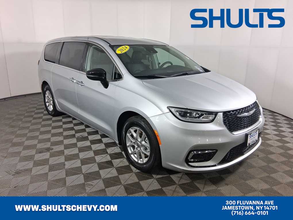 2024 Chrysler Pacifica Touring L's photo