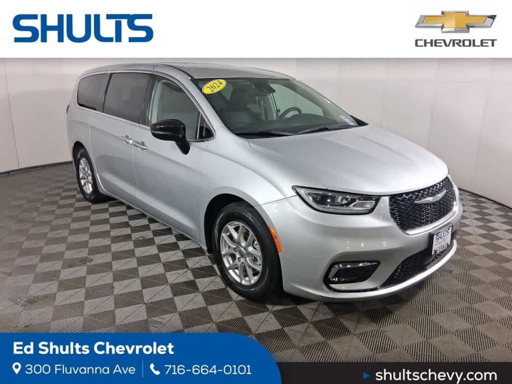 Used 2024 Chrysler Pacifica Touring L Minivan