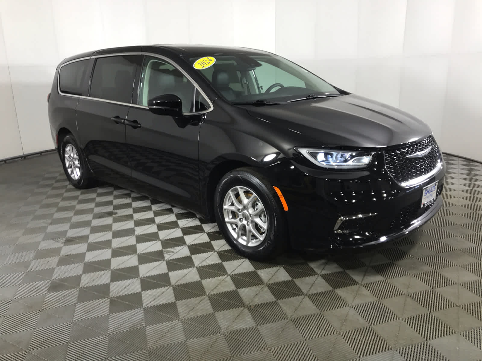 2024 Chrysler Pacifica Touring L's photo