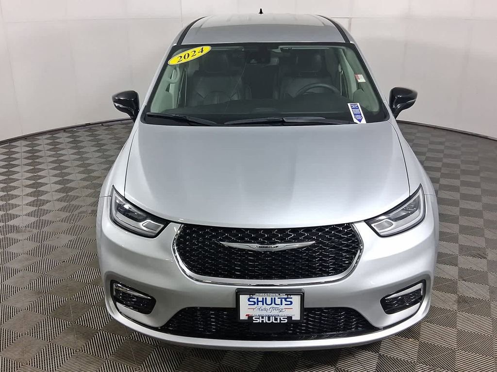 Used 2024 Chrysler Pacifica Touring L Minivan