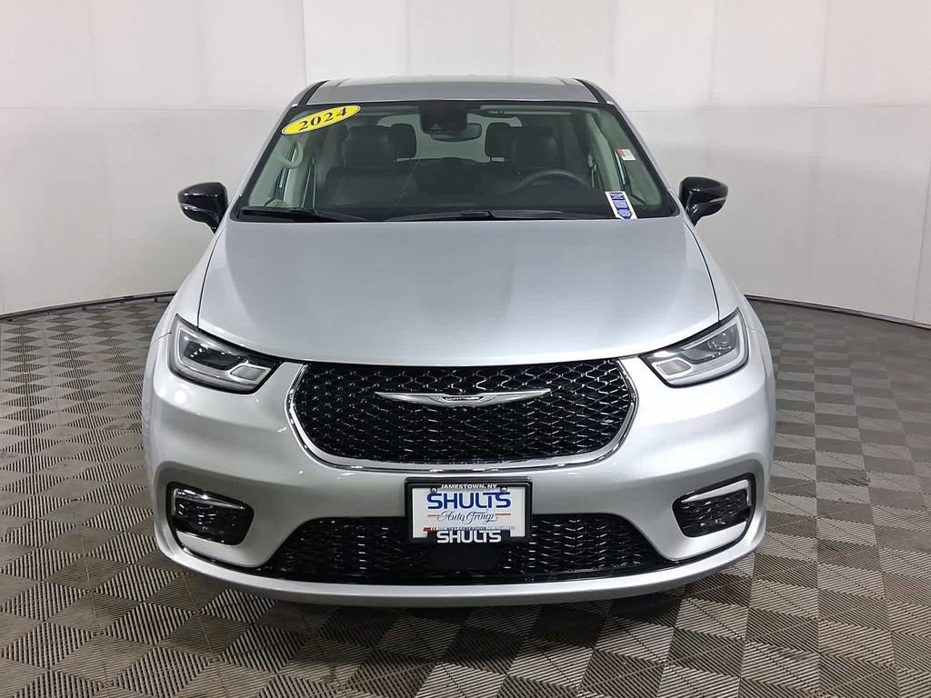 Used 2024 Chrysler Pacifica Touring L Minivan