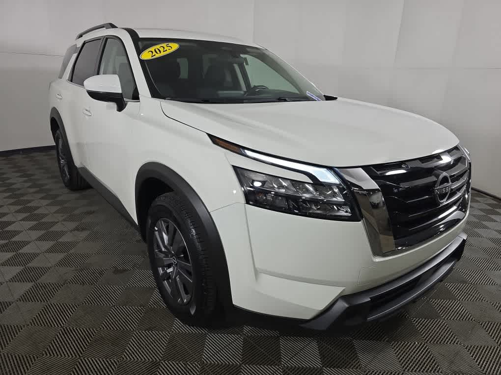 2025 Nissan Pathfinder SV's photo