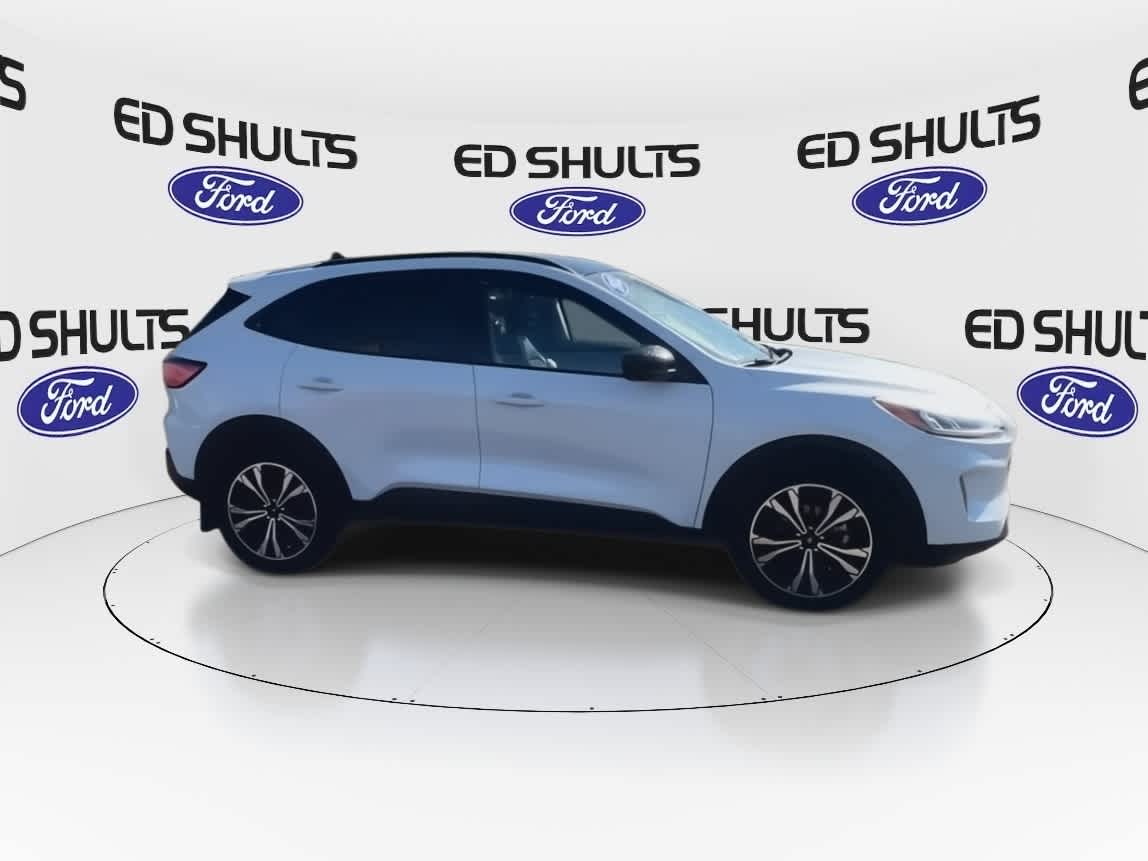 2022 Ford Escape SEL photo 2