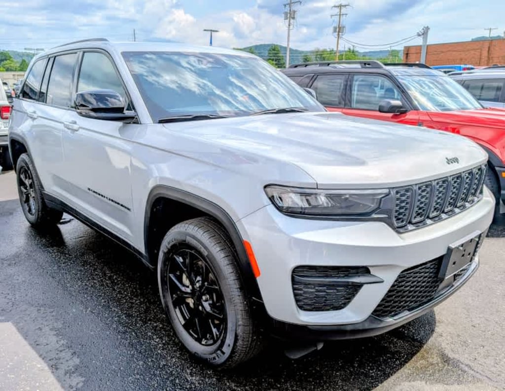Used 2025 Jeep Grand Cherokee Laredo SUV