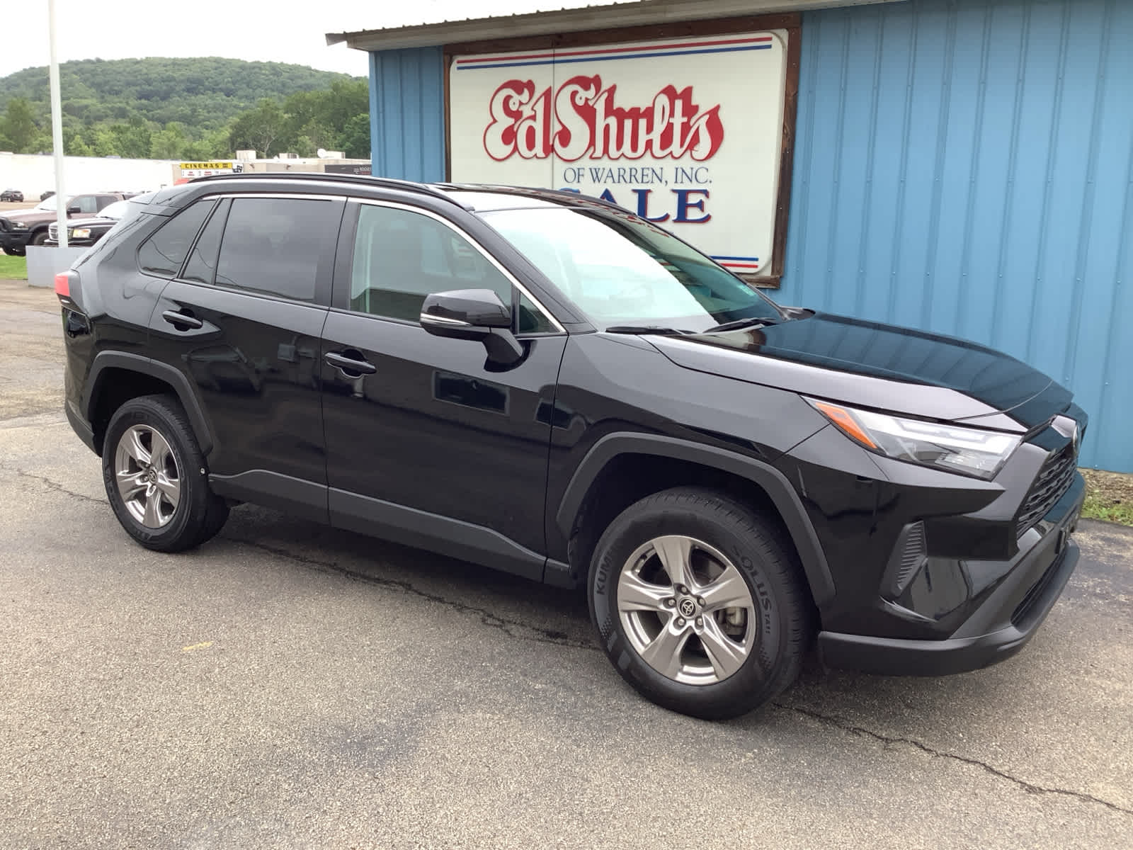 2022 Toyota RAV4 XLE photo 3
