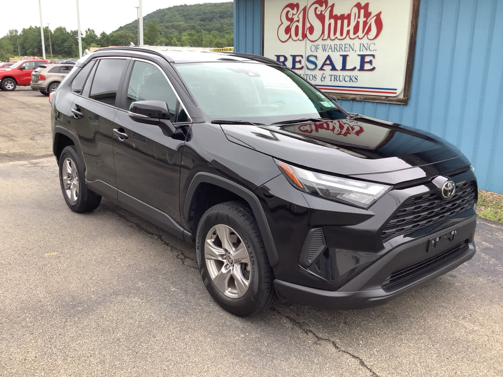 2022 Toyota RAV4 XLE photo 2