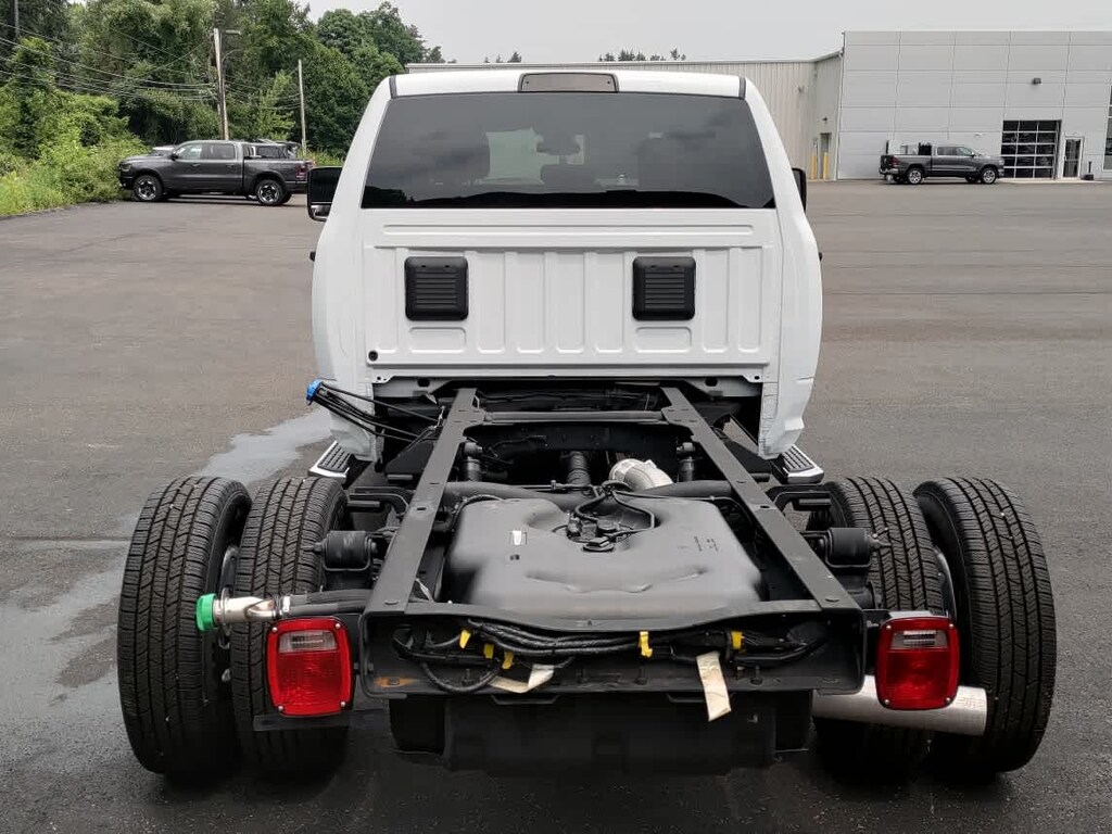New 2024 Ram 3500 Chassis Cab 3500 SLT CREW CAB CHASSIS 4X4 60' CA Pickup