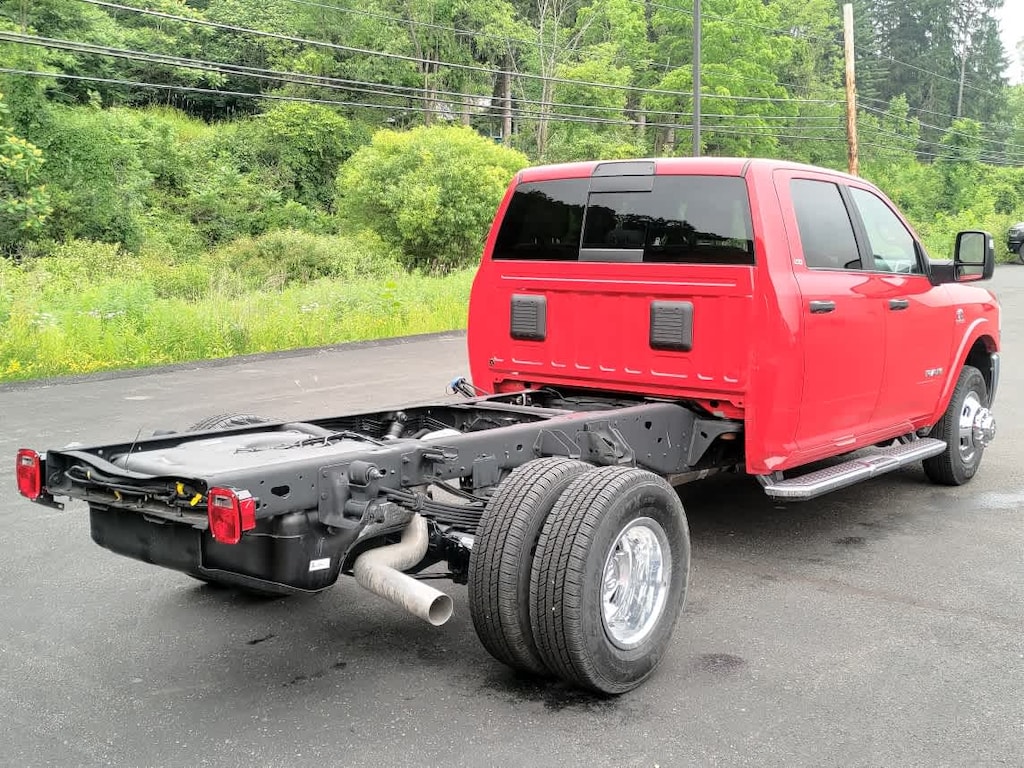 New 2024 Ram 3500 Chassis Cab 3500 SLT CREW CAB CHASSIS 4X4 60' CA Pickup