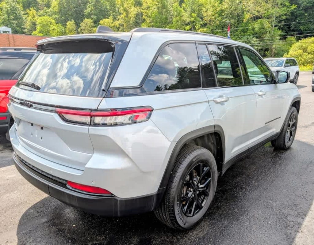 Used 2025 Jeep Grand Cherokee Laredo SUV