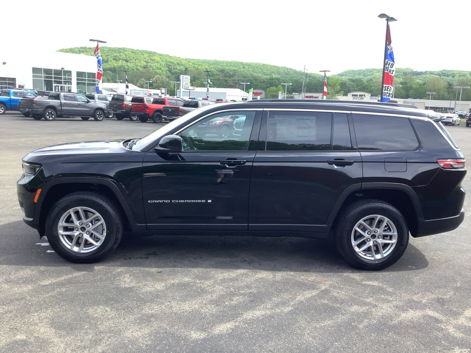 2025 Jeep Grand Cherokee Laredo Altitude photo 3