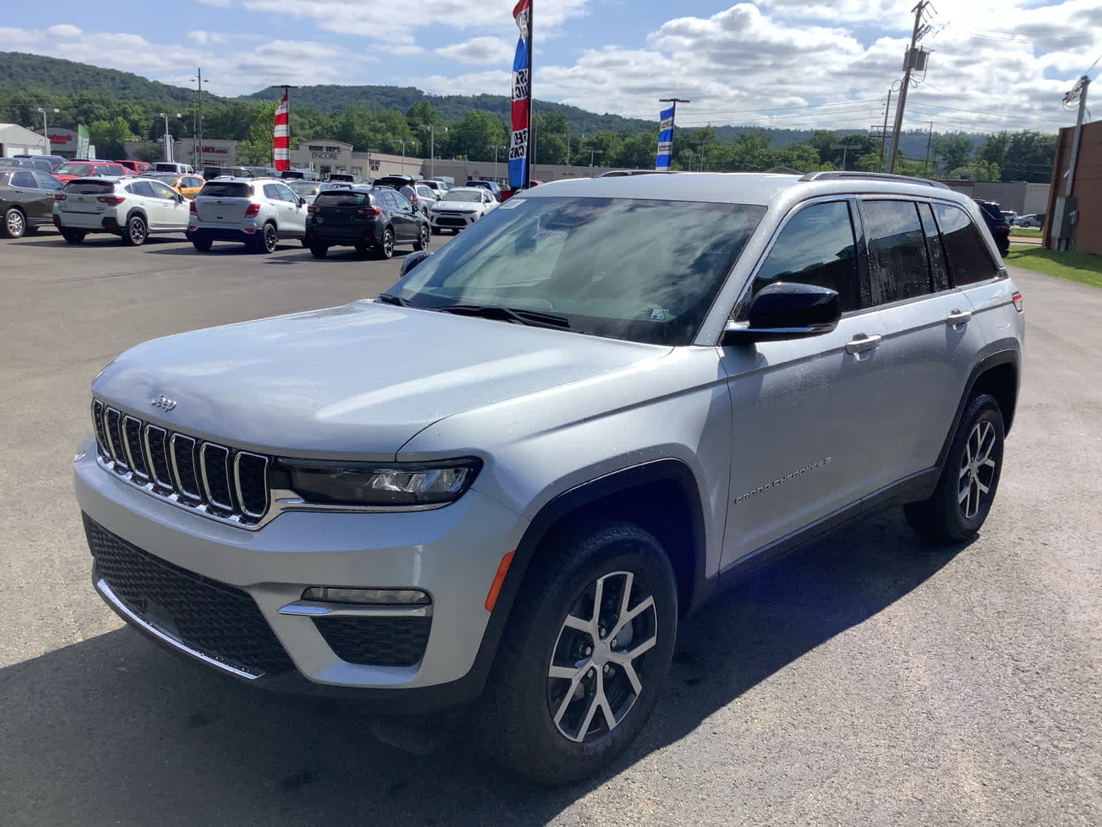 2025 Jeep Grand Cherokee Limited photo 3